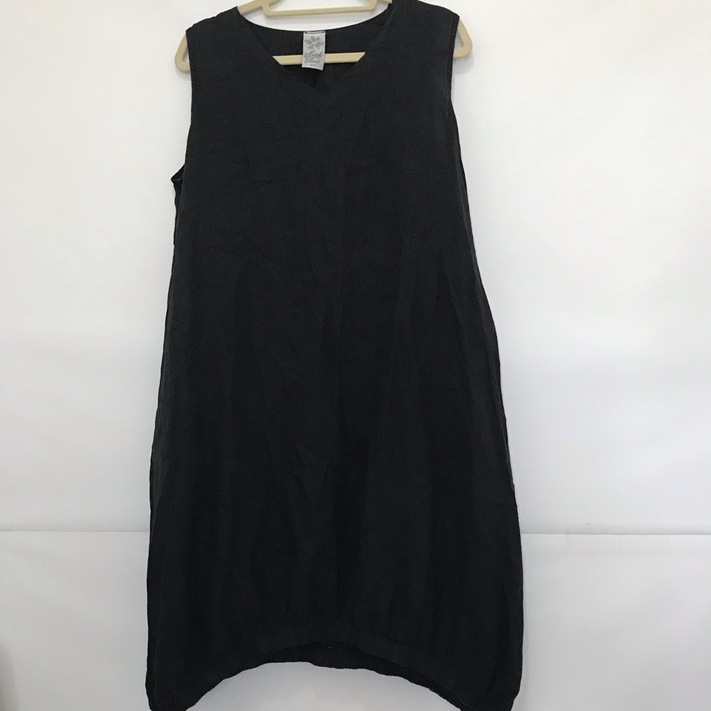 Match Point Sleeveless Black V-Neck Linen Dress